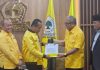 Sudah Dikirim ke DPP: RP, Armin dan Patarai Masuk Bursa Sekertaris DPD I Golkar Sulsel FOTO: Ketua Umum Dewan Pimpinan Pusat (DPP) Partai Golkar, Bahlil Lahadalia saat memberikan surat diskresi kepada Ilham Arief Sirajuddin (IAS). (Ist)
