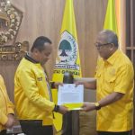 Sudah Dikirim ke DPP: RP, Armin dan Patarai Masuk Bursa Sekertaris DPD I Golkar Sulsel FOTO: Ketua Umum Dewan Pimpinan Pusat (DPP) Partai Golkar, Bahlil Lahadalia saat memberikan surat diskresi kepada Ilham Arief Sirajuddin (IAS). (Ist)