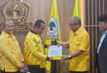 Dr. Nurmal: Diskresi Sinyal Politik Bahlil ke IAS, Bagaimana Nasib Dukungan 21 DPD II Golkar Sulsel ke Appi? FOTO: Ketua Umum Dewan Pimpinan Pusat (DPP) Partai Golkar, Bahlil Lahadalia saat memberikan surat diskresi kepada Ilham Arief Sirajuddin (IAS). (Ist)