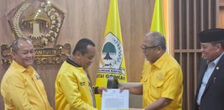 Sudah Dikirim ke DPP: RP, Armin dan Patarai Masuk Bursa Sekertaris DPD I Golkar Sulsel FOTO: Ketua Umum Dewan Pimpinan Pusat (DPP) Partai Golkar, Bahlil Lahadalia saat memberikan surat diskresi kepada Ilham Arief Sirajuddin (IAS). (Ist)