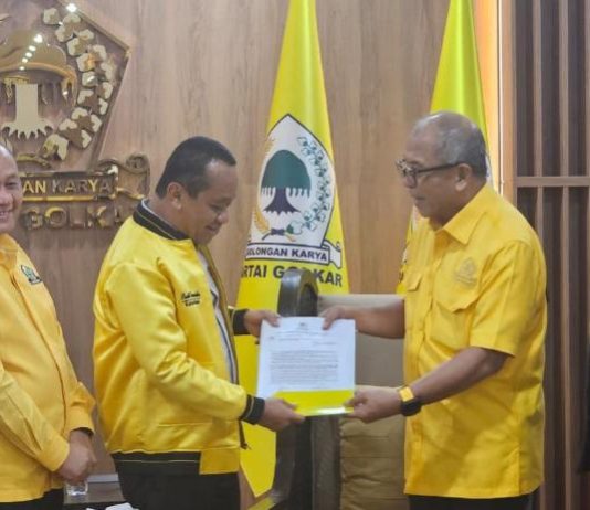 Sudah Dikirim ke DPP: RP, Armin dan Patarai Masuk Bursa Sekertaris DPD I Golkar Sulsel FOTO: Ketua Umum Dewan Pimpinan Pusat (DPP) Partai Golkar, Bahlil Lahadalia saat memberikan surat diskresi kepada Ilham Arief Sirajuddin (IAS). (Ist)