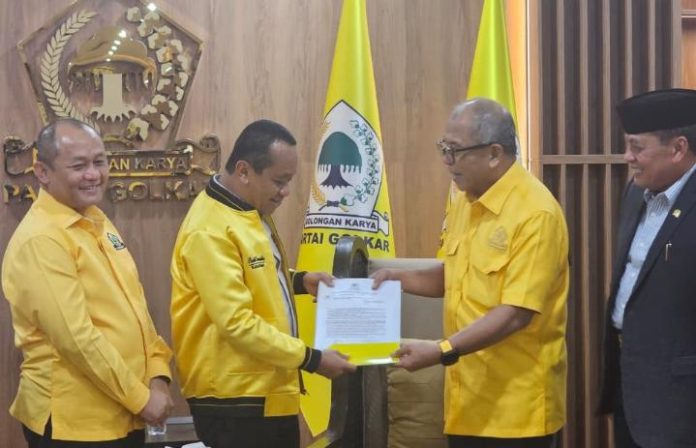 FOTO: Ketua Umum Dewan Pimpinan Pusat (DPP) Partai Golkar, Bahlil Lahadalia saat memberikan surat diskresi kepada Ilham Arief Sirajuddin (IAS). (Ist)