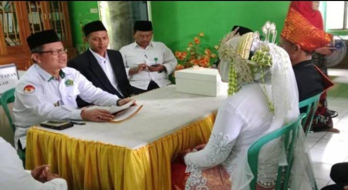 FOTO: Ilustrasi salah satu Imam Kelurahan menikahkan warga. (Ist)