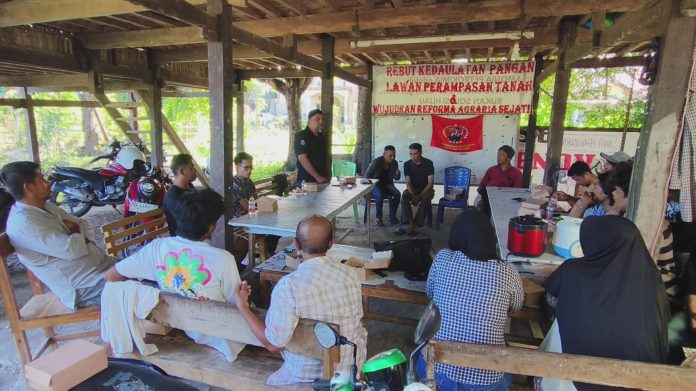 FOTO: Direktorat Intelkam Polda Sulawesi Selatan menggelar kegiatan silaturahmi dan dialog bersama Aliansi Gerakan Reforma Agraria (AGRA) Kabupaten Bulukumba. Pertemuan berlangsung di Posko AGRA Bulukumba, Kecamatan Ujung Bulu, pada Jumat (26/6/2026)