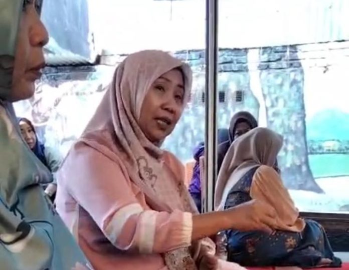 FOTO: Salah satu guru mengungkap dugaan setoran fee calon kepal sekolah di Dinas Pendidikan Kota Makassar. FOTO: Salah satu guru mengungkap dugaan setoran fee calon kepal sekolah di Dinas Pendidikan Kota Makassar.