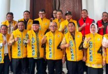 Jelang Musda: 13 DPD II Golkar di Sulsel Beri Dukungan ke IAS FOTO: Para politisi partai golkar di Sulawesi Selatan saat menemui Ilham Arief Sirajuddin di Makassar. (Ist)