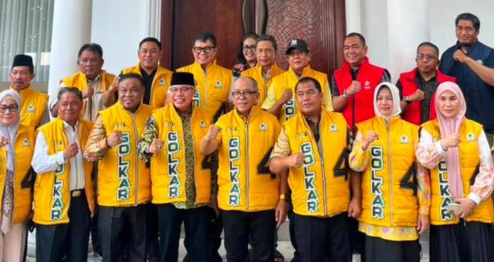 FOTO: Para politisi partai golkar di Sulawesi Selatan saat menemui Ilham Arief Sirajuddin di Makassar. (Ist)