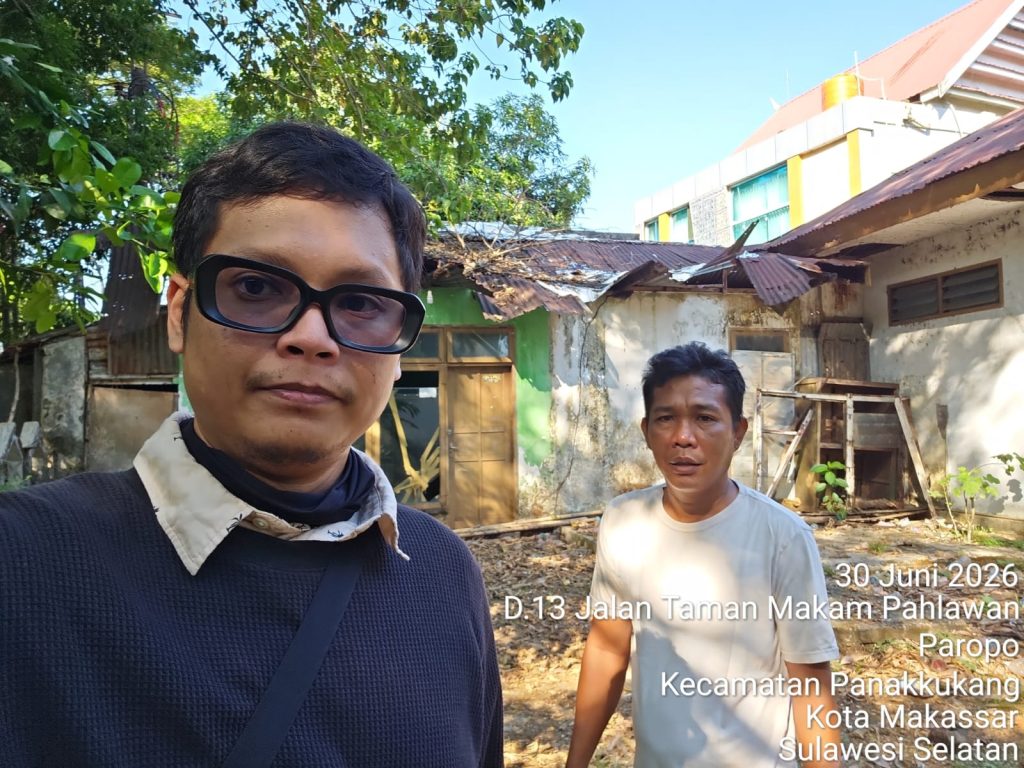 FOTO: Petugas PDAM Makassar saat menemui petugas jaga Taman Makam Pahlawan Panaikang.