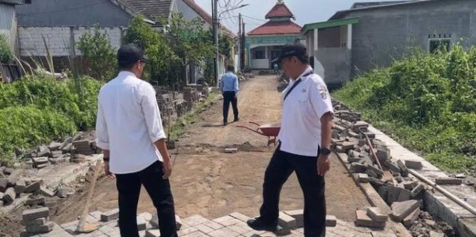 FOTO: Ilustrasi pengerjaan pavingblok yang bersumber dari kegiatan Pokmas. (Ist)