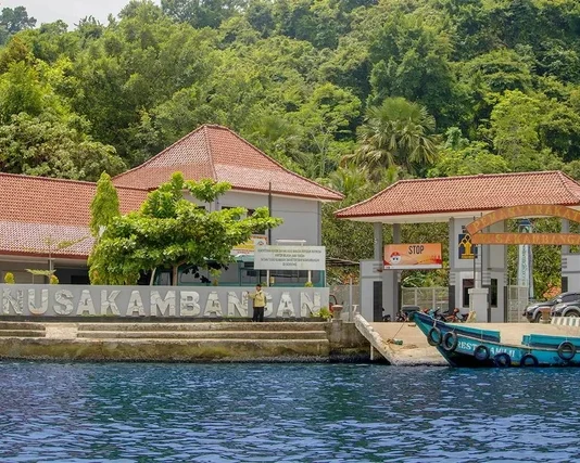 Bos Abu Tour Ikut dalam Rombongan Narapidana Dikirim ke Pulau Nusakambangan FOTO: Pelabuhan penyeberangan Lapas Pulau Nusakambangan, Kabupaten Cilacap, Jawa Tengah, (Sumber gambar : https://www.indonesia.travel)