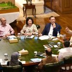 Dewan Ekonomi Nasional Temui Presiden di Hambalang FOTO: Presiden Prabowo Subianto menerima Ketua Dewan Ekonomi Nasional (DEN), Luhut Binsar Pandjaitan, beserta jajaran Dewan Ekonomi Nasional di kediaman Hambalang, Bogor, Jawa Barat, pada Selasa petang, 14 Juli 2026. (Dok. Seskab)