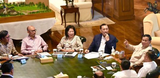 Dewan Ekonomi Nasional Temui Presiden di Hambalang FOTO: Presiden Prabowo Subianto menerima Ketua Dewan Ekonomi Nasional (DEN), Luhut Binsar Pandjaitan, beserta jajaran Dewan Ekonomi Nasional di kediaman Hambalang, Bogor, Jawa Barat, pada Selasa petang, 14 Juli 2026. (Dok. Seskab)