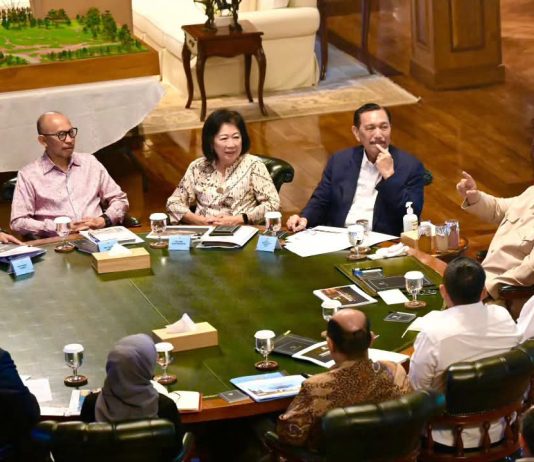 Dewan Ekonomi Nasional Temui Presiden di Hambalang FOTO: Presiden Prabowo Subianto menerima Ketua Dewan Ekonomi Nasional (DEN), Luhut Binsar Pandjaitan, beserta jajaran Dewan Ekonomi Nasional di kediaman Hambalang, Bogor, Jawa Barat, pada Selasa petang, 14 Juli 2026. (Dok. Seskab)