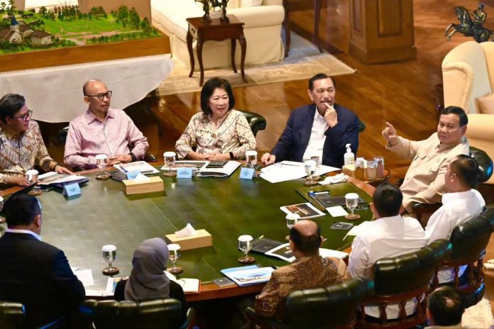 FOTO: Presiden Prabowo Subianto menerima Ketua Dewan Ekonomi Nasional (DEN), Luhut Binsar Pandjaitan, beserta jajaran Dewan Ekonomi Nasional di kediaman Hambalang, Bogor, Jawa Barat, pada Selasa petang, 14 Juli 2026. (Dok. Seskab)