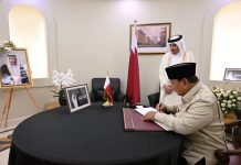 Presiden Prabowo Subianto Menyampaikan Belasungkawa atas Wafatnya Mantan Emir Qatar FOTO: Presiden Prabowo Subianto menyampaikan belasungkawa atas wafatnya Emir Qatar periode 1995–2013, Sheikh Hamad bin Khalifa Al Thani, dengan mengisi dan menandatangani Book of Condolence di Kedutaan Besar Negara Qatar, Jakarta, pada Rabu, 15 Juli 2026. (Seskab)
