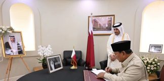 Presiden Prabowo Subianto Menyampaikan Belasungkawa atas Wafatnya Mantan Emir Qatar FOTO: Presiden Prabowo Subianto menyampaikan belasungkawa atas wafatnya Emir Qatar periode 1995–2013, Sheikh Hamad bin Khalifa Al Thani, dengan mengisi dan menandatangani Book of Condolence di Kedutaan Besar Negara Qatar, Jakarta, pada Rabu, 15 Juli 2026. (Seskab)