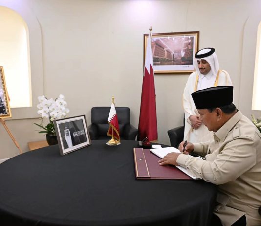 Presiden Prabowo Subianto Menyampaikan Belasungkawa atas Wafatnya Mantan Emir Qatar FOTO: Presiden Prabowo Subianto menyampaikan belasungkawa atas wafatnya Emir Qatar periode 1995–2013, Sheikh Hamad bin Khalifa Al Thani, dengan mengisi dan menandatangani Book of Condolence di Kedutaan Besar Negara Qatar, Jakarta, pada Rabu, 15 Juli 2026. (Seskab)