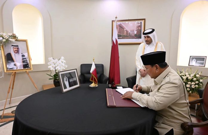 FOTO: Presiden Prabowo Subianto menyampaikan belasungkawa atas wafatnya Emir Qatar periode 1995–2013, Sheikh Hamad bin Khalifa Al Thani, dengan mengisi dan menandatangani Book of Condolence di Kedutaan Besar Negara Qatar, Jakarta, pada Rabu, 15 Juli 2026. (Seskab) FOTO: Presiden Prabowo Subianto menyampaikan belasungkawa atas wafatnya Emir Qatar periode 1995–2013, Sheikh Hamad bin Khalifa Al Thani, dengan mengisi dan menandatangani Book of Condolence di Kedutaan Besar Negara Qatar, Jakarta, pada Rabu, 15 Juli 2026. (Seskab)