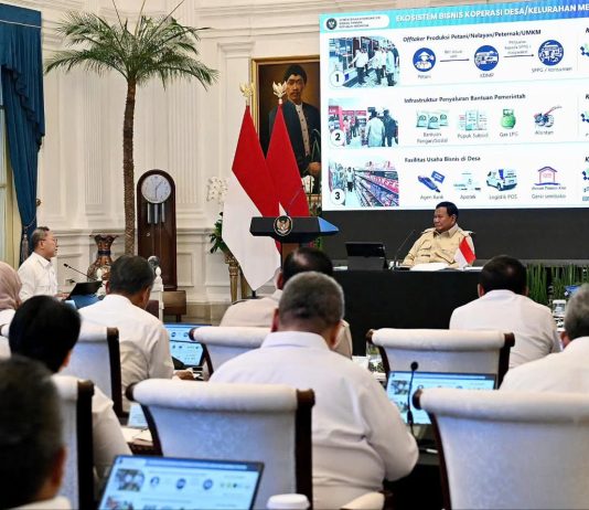 Presiden Prabowo Gelar Ratas Bahas MBG, KDKM dan KNMP FOTO: Presiden Prabowo Subianto memimpin Rapat Terbatas (Ratas) bersama jajaran Kabinet Merah Putih, pimpinan lembaga negara, Panglima TNI, serta para Direktur Utama BUMN strategis di Istana Merdeka, Jakarta, pada Rabu sore, 15 Juli 2026. (Dok Seskab)