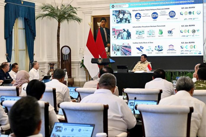 FOTO: Presiden Prabowo Subianto memimpin Rapat Terbatas (Ratas) bersama jajaran Kabinet Merah Putih, pimpinan lembaga negara, Panglima TNI, serta para Direktur Utama BUMN strategis di Istana Merdeka, Jakarta, pada Rabu sore, 15 Juli 2026. (Dok Seskab)