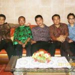 Usai Musda Golkar Sulsel, Erwin Aksa Unggah Foto “Jadul” Bareng Bahlil FOTO: Erwin Aksa mengunggah sebuah foto lama di akun media sosial Facebook miliknya. Nampak Ketua Umum DPP Golkar Bahlil Lahadalia menggunakan baju warna hijau. (Dok. Erwin Aksa)