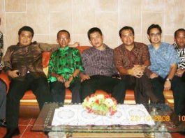 Usai Musda Golkar Sulsel, Erwin Aksa Unggah Foto “Jadul” Bareng Bahlil FOTO: Erwin Aksa mengunggah sebuah foto lama di akun media sosial Facebook miliknya. Nampak Ketua Umum DPP Golkar Bahlil Lahadalia menggunakan baju warna hijau. (Dok. Erwin Aksa)