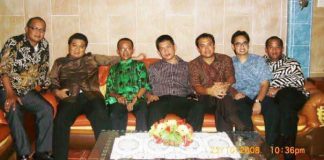 Usai Musda Golkar Sulsel, Erwin Aksa Unggah Foto “Jadul” Bareng Bahlil FOTO: Erwin Aksa mengunggah sebuah foto lama di akun media sosial Facebook miliknya. Nampak Ketua Umum DPP Golkar Bahlil Lahadalia menggunakan baju warna hijau. (Dok. Erwin Aksa)