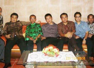Usai Musda Golkar Sulsel, Erwin Aksa Unggah Foto “Jadul” Bareng Bahlil FOTO: Erwin Aksa mengunggah sebuah foto lama di akun media sosial Facebook miliknya. Nampak Ketua Umum DPP Golkar Bahlil Lahadalia menggunakan baju warna hijau. (Dok. Erwin Aksa)