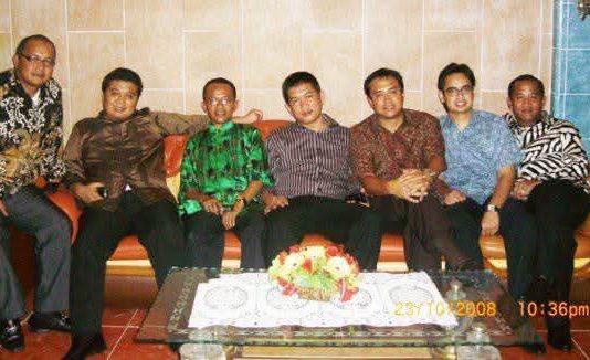 Usai Musda Golkar Sulsel, Erwin Aksa Unggah Foto “Jadul” Bareng Bahlil FOTO: Erwin Aksa mengunggah sebuah foto lama di akun media sosial Facebook miliknya. Nampak Ketua Umum DPP Golkar Bahlil Lahadalia menggunakan baju warna hijau. (Dok. Erwin Aksa)