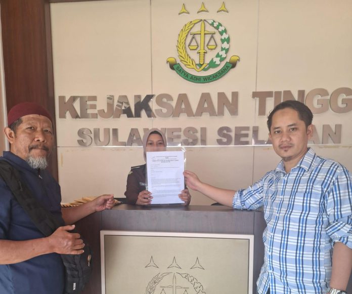 FOTO: Lembaga Study Hukum dan Advokasi Rakyat (LASKAR) Sulawesi Selatan secara resmi mengajukan Pengaduan Masyarakat (Dumas) kepada Kejaksaan Tinggi Sulawesi Selatan terkait dugaan praktik transaksional dalam proses pengisian jabatan kepala sekolah di lingkungan Pemerintah Kota Makassar.