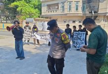 Aksi JAN Sulsel di BNNP: Copot Kepala BNNP Atau: Kami Tempuh Laporan ke Propam Polda Sulsel FOTO: Jaringan Anti Narkoba (JAN) Sulawesi Selatan menggelar aksi unjuk rasa di depan Kantor Badan Narkotika Nasional Provinsi (BNNP) Sulawesi Selatan, Jalan Nuri, Makassar, Kamis. (2/6)
