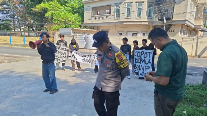 FOTO: Jaringan Anti Narkoba (JAN) Sulawesi Selatan menggelar aksi unjuk rasa di depan Kantor Badan Narkotika Nasional Provinsi (BNNP) Sulawesi Selatan, Jalan Nuri, Makassar, Kamis. (2/6) FOTO: Jaringan Anti Narkoba (JAN) Sulawesi Selatan menggelar aksi unjuk rasa di depan Kantor Badan Narkotika Nasional Provinsi (BNNP) Sulawesi Selatan, Jalan Nuri, Makassar, Kamis. (2/6)