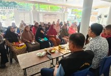 Sinergi IPSM dan Pendamping PKH Baru Perkuat Edukasi Penentuan Desil dan Budaya Peduli Lingkungan di Tamamaung FOTO: Ketua IPSM Kecamatan Panakkukang, Drs. Amda Wahid, bersama Ketua IPSM Kelurahan Tamamaung, Nurbaya, memfasilitasi pertemuan antara Pendamping PKH Kelurahan Tamamaung yang baru, Fahri, dengan para Keluarga Penerima Manfaat (KPM).