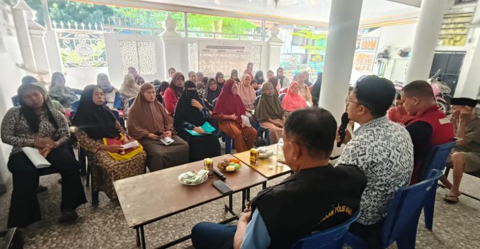 FOTO: Ketua IPSM Kecamatan Panakkukang, Drs. Amda Wahid, bersama Ketua IPSM Kelurahan Tamamaung, Nurbaya, memfasilitasi pertemuan antara Pendamping PKH Kelurahan Tamamaung yang baru, Fahri, dengan para Keluarga Penerima Manfaat (KPM).