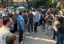 Gelar Unras di Disdik Kota Makassar, APMH Ungkap ada Nepotisme Saat Seleksi Kepsek FOTO: Aliansi Pemuda dan Masyarakat Pemerhati Hukum (APMH) menggelar aksi unjuk rasa di Kantor Dinas Pendidikan (Disdik) Kota Makassar. Kamis (2/6)
