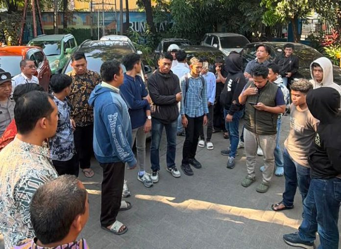 FOTO: Aliansi Pemuda dan Masyarakat Pemerhati Hukum (APMH) menggelar aksi unjuk rasa di Kantor Dinas Pendidikan (Disdik) Kota Makassar. Kamis (2/6) 