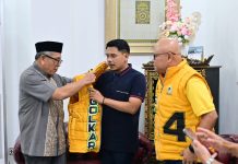 Belum Jadi Ketua DPD I Golkar Sulsel, IAS Sudah Kuningkan Kepala Daerah FOTO: Ilham Arief Sirajuddin saat memberikan rompi partai golkar ke Islam Iskandar Wabup Jeneponto yang didampingi Ketua Harian DPD II Golkar Jeneponto Ikram Ishak Iskandar Karaeng Nyau. (ist)