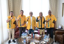 IAS Bakal Sapu Bersih DPD II Golkar Sulsel, Tersisa: Makassar, Gowa dan Takalar FOTO: H. Sutina Bohari, Ketua DPD II Golkar Maros saat memberikan dukungannya ke Ilham Arief Sirajuddin. (Ist)