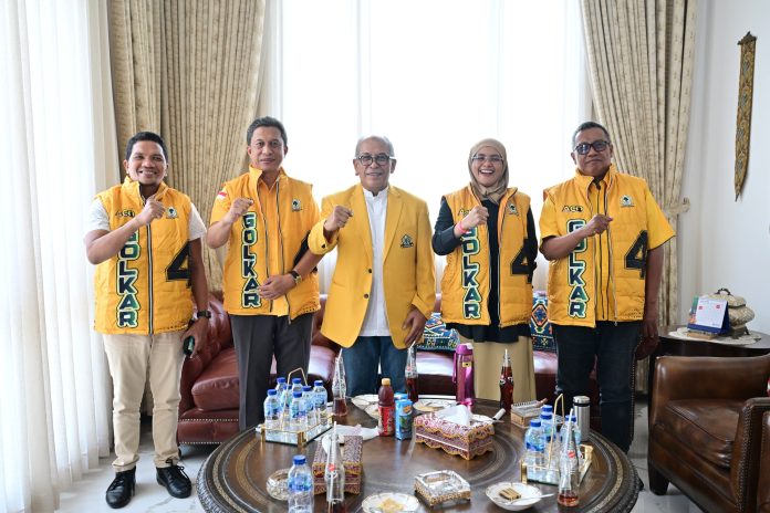 FOTO: H. Sutina Bohari, Ketua DPD II Golkar Maros saat memberikan dukungannya ke Ilham Arief Sirajuddin. (Ist) FOTO: H. Sutina Bohari, Ketua DPD II Golkar Maros saat memberikan dukungannya ke Ilham Arief Sirajuddin. (Ist)