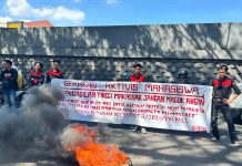 GAM Gelar Aksi di Pengadilan Tinggi Makassar, Wakil Ketua PT Janjikan Proses Objektif FOTO: Sejumlah mahasiswa yang tergabung dalam gerakan Aktivis Mahasiswa (GAM) Melakukan aksi unjuk rasa di depan Pengadilan tinggi Makassar. Jumat, (03/07/2026).