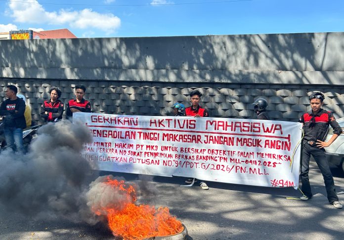 ‎FOTO: Sejumlah mahasiswa yang tergabung dalam gerakan Aktivis Mahasiswa (GAM) Melakukan aksi unjuk rasa di depan Pengadilan tinggi Makassar. Jumat, (03/07/2026).