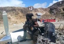 Warga AS Dibunuh Kelompok OPM, Kelompok Bersenjata Mengaku Bertanggungjawab FOTO: Salah satu anggota KKB usai melakukan pembakaran dan pembunuhan terhadap Nicholas Francis Gosselin pilot pesawat penerbangan sipil AMA di wilayah pedalaman Papua. (Dok via media sosial)