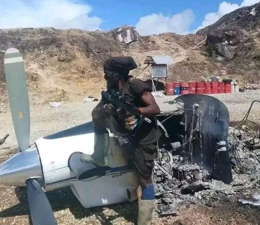 Warga AS Dibunuh Kelompok OPM, Kelompok Bersenjata Mengaku Bertanggungjawab FOTO: Salah satu anggota KKB usai melakukan pembakaran dan pembunuhan terhadap Nicholas Francis Gosselin pilot pesawat penerbangan sipil AMA di wilayah pedalaman Papua. (Dok via media sosial)