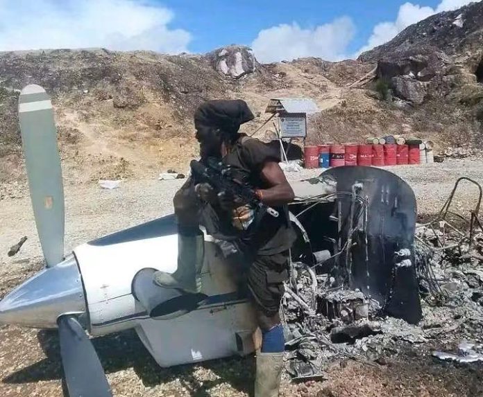 FOTO: Salah satu anggota KKB usai melakukan pembakaran dan pembunuhan terhadap Nicholas Francis Gosselin pilot pesawat penerbangan sipil AMA di wilayah pedalaman Papua. (Dok via media sosial) FOTO: Salah satu anggota KKB usai melakukan pembakaran dan pembunuhan terhadap Nicholas Francis Gosselin pilot pesawat penerbangan sipil AMA di wilayah pedalaman Papua. (Dok via media sosial)
