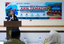 Ketua KI Sulsel Apresiasi KKN Tematik Unhas Perkuat Keterbukaan Informasi Desa FOTO: Program yang diklaim sebagai KKN tematik pertama di Indonesia dengan fokus pada keterbukaan informasi publik ini mulai diwujudkan melalui seminar program kerja mahasiswa KKN Gelombang 116 di Kantor Kecamatan Turikale, Kabupaten Maros, Jumat (10/7/2026).
