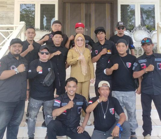Laskar Garuda Indonesia Bersatu Apresiasi Langkah Tegas Bupati Gowa di Sidang Pansus Hak Angket FOTO: Ketua Umum Laskar Garuda Indonesia Bersatu, Muh. Mukram bersama pengurus saat mendampingi Bupati Gowa.