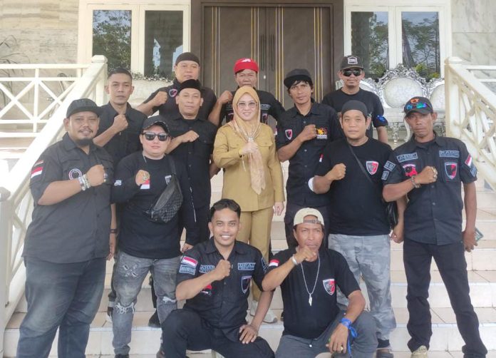 FOTO: Ketua Umum Laskar Garuda Indonesia Bersatu, Muh. Mukram bersama pengurus saat mendampingi Bupati Gowa. FOTO: Ketua Umum Laskar Garuda Indonesia Bersatu, Muh. Mukram bersama pengurus saat mendampingi Bupati Gowa.
