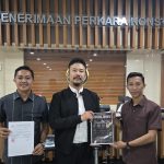 Suara dari Kolaka untuk Indonesia: Judicial Review UU Minerba Demi Mengembalikan Keadilan bagi Masyarakat di Kawasan Pertambangan FOTO: Arfan Jaya, S.H., aktivis lingkungan sekaligus mahasiswa Magister Hukum Universitas Muslim Indonesia, bersama Sukri, S.H., aktivis lingkungan asal kolaka, secara resmi mengajukan permohonan Pengujian Undang-Undang (Judicial Review) terhadap beberapa ketentuan dalam Undang-Undang Nomor 2 Tahun 2025 tentang Perubahan Keempat atas Undang-Undang Nomor 4 Tahun 2009 tentang Pertambangan Mineral dan Batubara ke Mahkamah Konstitusi Republik Indonesia.
