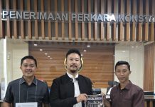 Suara dari Kolaka untuk Indonesia: Judicial Review UU Minerba Demi Mengembalikan Keadilan bagi Masyarakat di Kawasan Pertambangan FOTO: Arfan Jaya, S.H., aktivis lingkungan sekaligus mahasiswa Magister Hukum Universitas Muslim Indonesia, bersama Sukri, S.H., aktivis lingkungan asal kolaka, secara resmi mengajukan permohonan Pengujian Undang-Undang (Judicial Review) terhadap beberapa ketentuan dalam Undang-Undang Nomor 2 Tahun 2025 tentang Perubahan Keempat atas Undang-Undang Nomor 4 Tahun 2009 tentang Pertambangan Mineral dan Batubara ke Mahkamah Konstitusi Republik Indonesia.