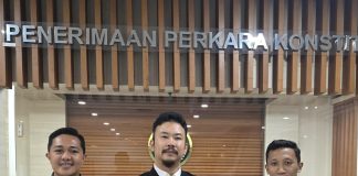 Suara dari Kolaka untuk Indonesia: Judicial Review UU Minerba Demi Mengembalikan Keadilan bagi Masyarakat di Kawasan Pertambangan FOTO: Arfan Jaya, S.H., aktivis lingkungan sekaligus mahasiswa Magister Hukum Universitas Muslim Indonesia, bersama Sukri, S.H., aktivis lingkungan asal kolaka, secara resmi mengajukan permohonan Pengujian Undang-Undang (Judicial Review) terhadap beberapa ketentuan dalam Undang-Undang Nomor 2 Tahun 2025 tentang Perubahan Keempat atas Undang-Undang Nomor 4 Tahun 2009 tentang Pertambangan Mineral dan Batubara ke Mahkamah Konstitusi Republik Indonesia.